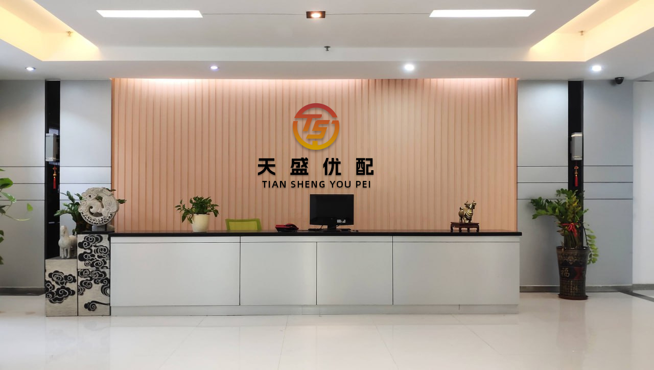 信钰证券  在公园里发现一只蓝色阿凡狗，别的狗子都羡慕的不得了，网友们质疑是虐待，狗子主人却一脸生无可恋...网友：感觉主人是有点命苦的感觉_狗狗_天性